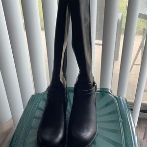 Brand New 1/2 Leather in the front stretch in the back 8 wide width